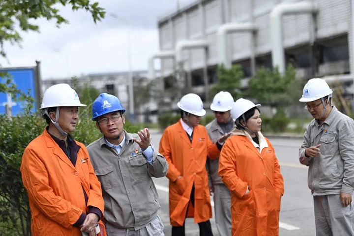 迪庆州应急治理局到前锋化工发展第二轮危险化学品沉大危险源交叉查抄