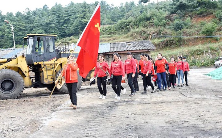 恩洪煤业党委发展“让党旗在服务安全出产一线高高飘扬”主题党日活动