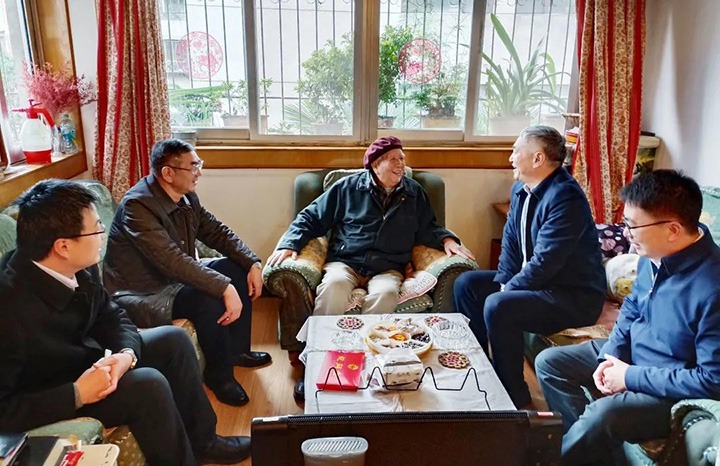 云南省国资委党委委员、副主任洪国正一行到云煤（KU酷游官网）集团发展春节走访慰问离退老干部活动