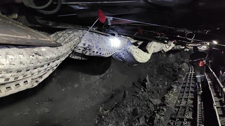 恩洪煤业公司初次投入使用矿用聚酯纤维柔性网