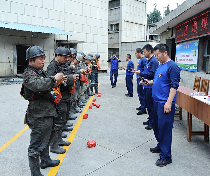 强化培训查核  筑牢安全防线——田坝煤矿公司发展自救器使用培训和查核