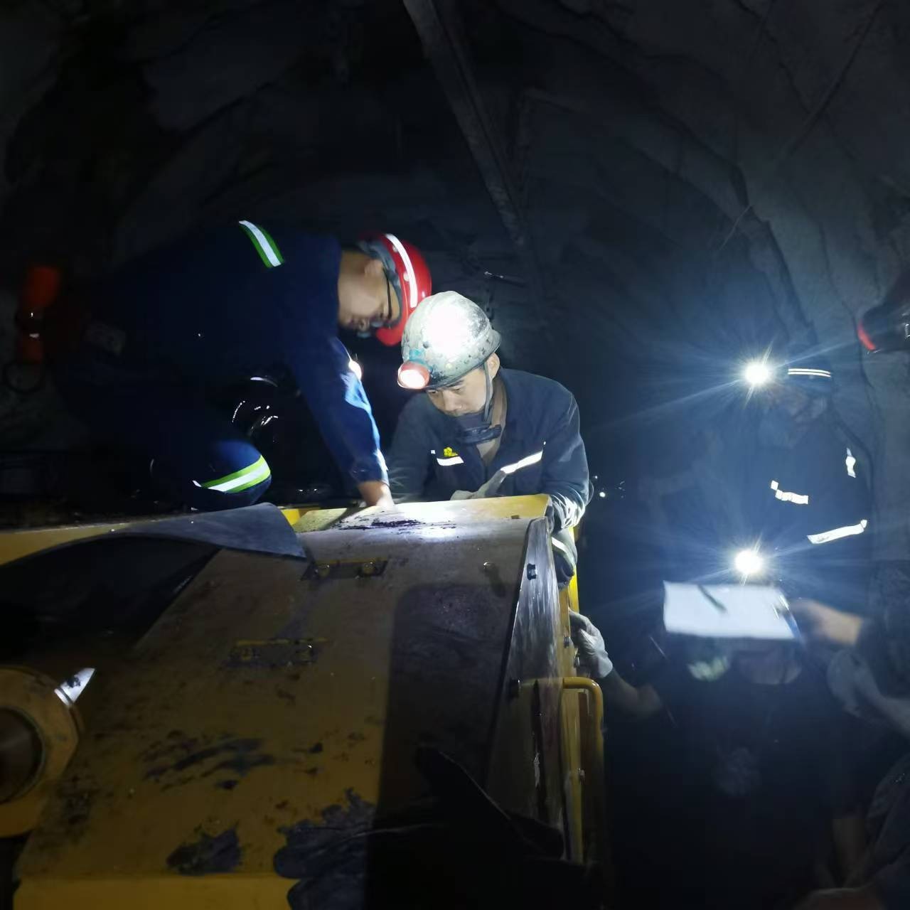 强化技术培训 铸就掘进斥候——陆东煤矿公司发展EBZ200悬臂式掘进机操作专题培训