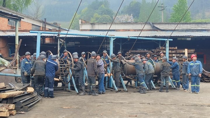 夯实安全之基 奋战整年工作——田坝煤矿公司顺利实现副立井钢丝绳更换