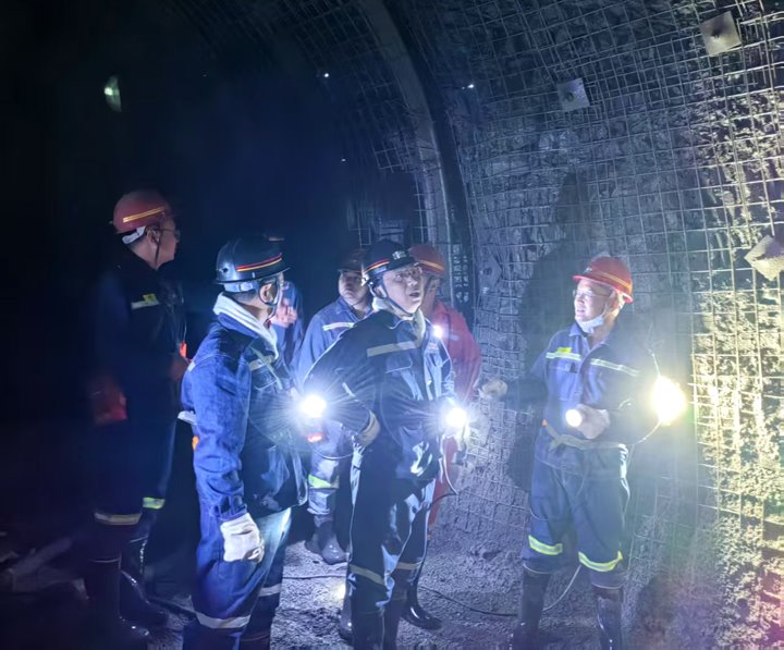 云煤集团副总经理杜昌华一行到顺源煤矿领导工作