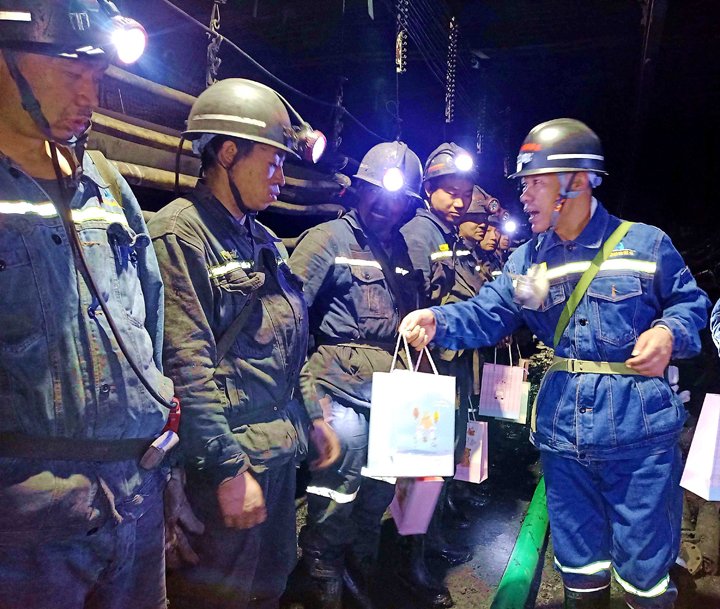 “伞”亮夏季，“杯”暖人心——镇雄煤业工会发展夏送清冷活动