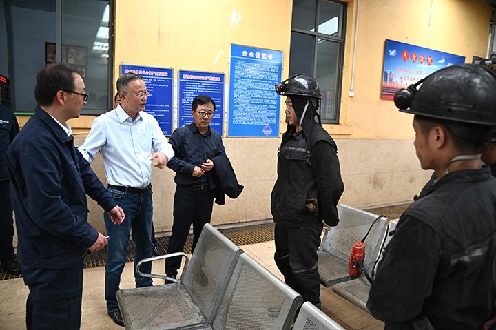 2 统一线职工进行亲切互换.jpg