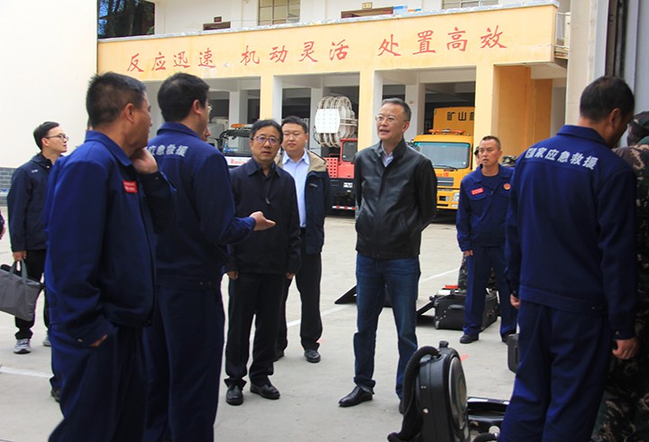 7 与战备值班人员进行亲切互换.JPG